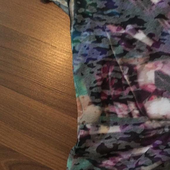 Adorable multi colored T-shirt size large new - Picture 7 of 7